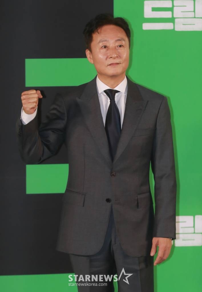 배우 김종수가 30일 오전 서울 메가박스 성수점에서 진행된 영화 '드림'(감독 이병헌) 제잘발표회에 참석해 포즈를 취하고 있다. 개념없는 전직 축구선수 홍대(박서준)와 열정 없는 PD 소민(이지은)이 오합지졸 선수들과 홈리스 월드컵에 도전하는 이야기를 유쾌하게 그린 코미디 영화 '드림'은 4월 26일 개봉한다. /2023.03.30 /사진=이동훈 기자 photoguy@