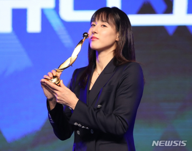 김단비가 지난 3월 6일 서울 영등포구 63컨벤션센터에서 열린 신한은행 SOL 2022-2023 여자프로농구 정규리그 시상식에서 기념촬영을 하고 있다. /사진=뉴시스