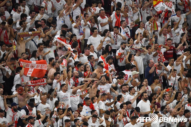 세비야가 1일(한국시간) 2022~2023 UEFA 유로파리그 결승전에서 AS로마를 꺾고 통산 7번째 우승을 차지했다. 환호하는 세비야 응원단. /AFPBBNews=뉴스1