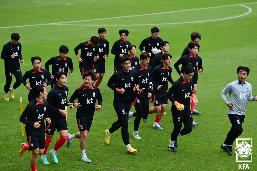 한국 U-20 대표팀 선수들이 31일(한국시간) 아르헨티나 산티아고 델에스테로에 위치한 트레이닝센터 센트럴 코르도바에서 러닝을 하며 몸을 풀고 있다. /사진=대한축구협회 제공