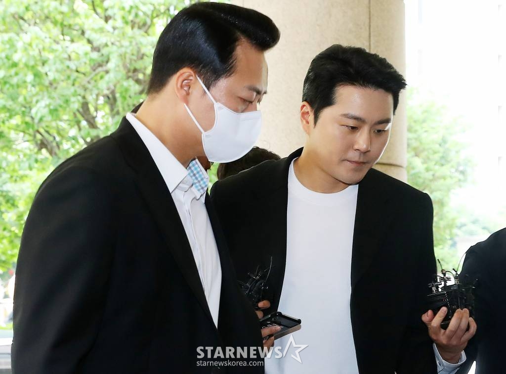 범인도피 방조와 도로교통법 위반(음주운전) 등 혐의를 받고 있는 가수 겸 배우 이루가 1일 오후 서울 마포구 서부지방법원에서 진행된 첫 공판에 출석하고 있다. 2023.06.01 /사진=김창현 기자 chmt@