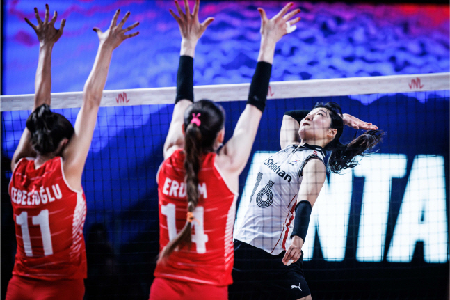 공격을 펼치고 있는 정지윤(오른쪽). /사진=FIVB