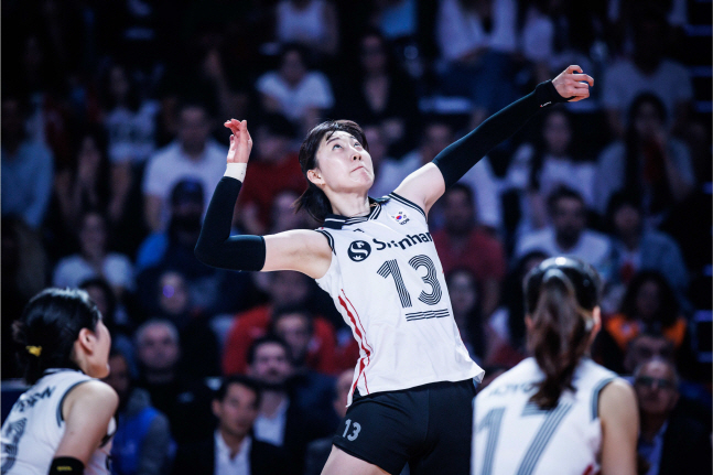 주장 박정아가 공격을 시도하고 있다. /사진=FIVB