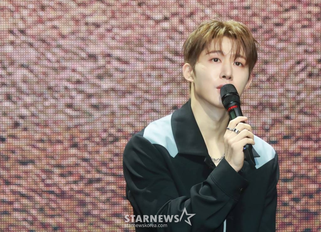가수 비아이(B.I)가 1일 오후 서울 마포구 메세나폴리스에서 진행된 새 정규 앨범 '투 다이 포'(TO DIE FOR) 발매기념 쇼케이스에서 신곡을 선보이고 있다. 이번 앨범에는 더블 타이틀곡 '겁도없이'(Dare to Love), 'Die for love'(다이 포 러브)를 비롯해 'To Die'(투 다이), '해일'(Wave), '망가진 장난감의 섬'(The Island of Misfit Toys)', '개가트닌생'(Beautiful Life), '구르믄' (Cloud Thought), 'TRUTH', 'MICHELANGELO 등 총 9곡의 신곡과, 2021년 11월 발매된 하프 앨범에 담긴 6곡 등 총 15곡이 수록됐다. /2023.06.01 /사진=이동훈 기자 photoguy@
