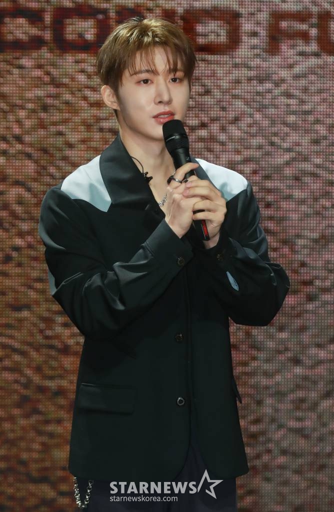 가수 비아이(B.I)가 1일 오후 서울 마포구 메세나폴리스에서 진행된 새 정규 앨범 '투 다이 포'(TO DIE FOR) 발매기념 쇼케이스에서 인사말을 하고 있다. 이번 앨범에는 더블 타이틀곡 '겁도없이'(Dare to Love), 'Die for love'(다이 포 러브)를 비롯해 'To Die'(투 다이), '해일'(Wave), '망가진 장난감의 섬'(The Island of Misfit Toys)', '개가트닌생'(Beautiful Life), '구르믄' (Cloud Thought), 'TRUTH', 'MICHELANGELO 등 총 9곡의 신곡과, 2021년 11월 발매된 하프 앨범에 담긴 6곡 등 총 15곡이 수록됐다. /2023.06.01 /사진=이동훈 기자 photoguy@