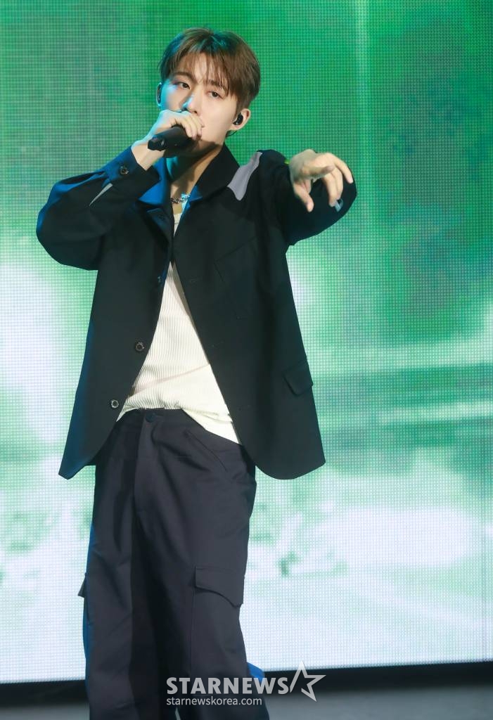 가수 비아이(B.I)가 1일 오후 서울 마포구 메세나폴리스에서 진행된 새 정규 앨범 '투 다이 포'(TO DIE FOR) 발매기념 쇼케이스에서 신곡을 선보이고 있다. 이번 앨범에는 더블 타이틀곡 '겁도없이'(Dare to Love), 'Die for love'(다이 포 러브)를 비롯해 'To Die'(투 다이), '해일'(Wave), '망가진 장난감의 섬'(The Island of Misfit Toys)', '개가트닌생'(Beautiful Life), '구르믄' (Cloud Thought), 'TRUTH', 'MICHELANGELO 등 총 9곡의 신곡과, 2021년 11월 발매된 하프 앨범에 담긴 6곡 등 총 15곡이 수록됐다. /2023.06.01 /사진=이동훈 기자 photoguy@