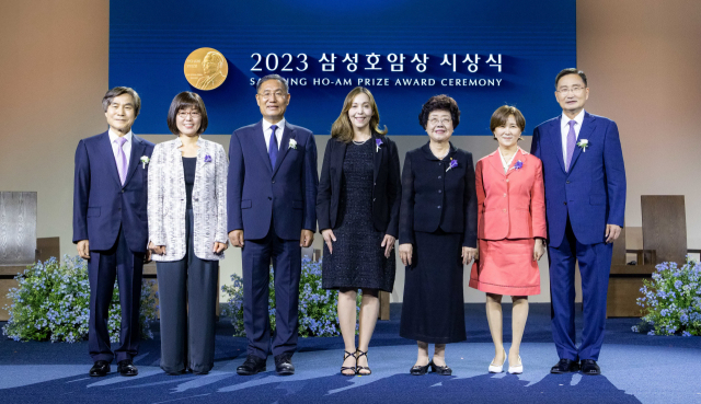 삼성호암상 수상자들이 기념 촬영을 하고 있다. 왼쪽부터 임지순 포스텍 석학교수와 최경신 위스콘신대 교수, 선양국 한양대 석좌교수, 마샤 헤이기스 하버드의대 교수, 신수정 서울대 명예교수(조성진 피아니스트 대리 수상), 사회봉사상 사단법인 글로벌케어 추성이 공동대표와 박용준 회장