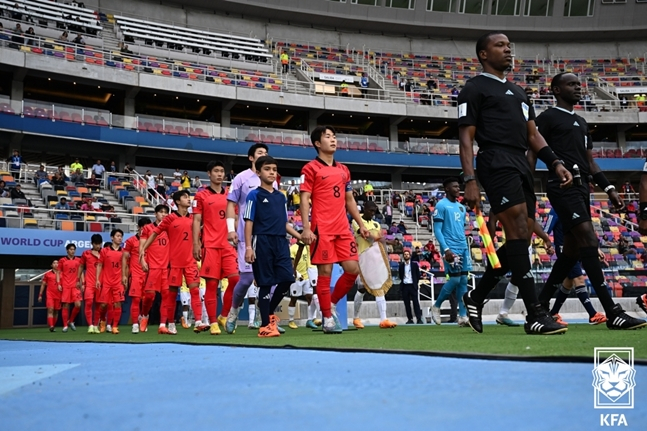 한국 U-20 축구대표팀이 그라운드에 입장하고 있다. /사진=대한축구협회
