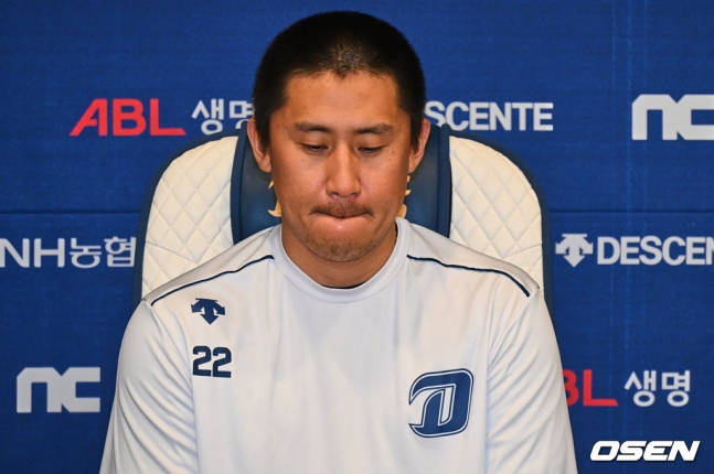 NC 이용찬이 1일 창원NC파크 인터뷰실에서 WBC 술자리 파문과 관련해 사과 기자회견을 하고 있다.