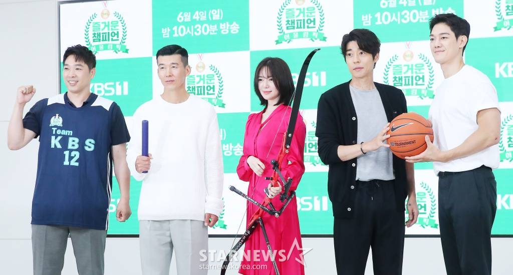 손성권 PD, 가수 션, 배우 이엘리야, 서지석, 박재민이 2일 오전 서울 영등포구 여의도동 KBS본관에서 진행된 KBS1 '즐거운 챔피언 시즌3-어울림픽' 제작발표회에 참석해 포즈를 취하고 있다. '어울림픽'은 장애인과 비장애인이 함께 팀을 만들어 전국대회에 출전하는 과정을 그린 프로그램이다. 2023.06.02 /사진=김창현 기자 chmt@