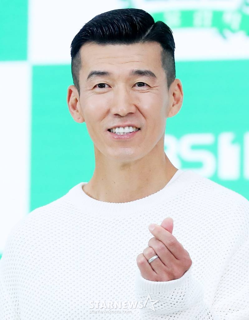 가수 션이 2일 오전 서울 영등포구 여의도동 KBS본관에서 진행된 KBS1 '즐거운 챔피언 시즌3-어울림픽' 제작발표회에 참석해 포즈를 취하고 있다. '어울림픽'은 장애인과 비장애인이 함께 팀을 만들어 전국대회에 출전하는 과정을 그린 프로그램이다. 2023.06.02 /사진=김창현 기자 chmt@