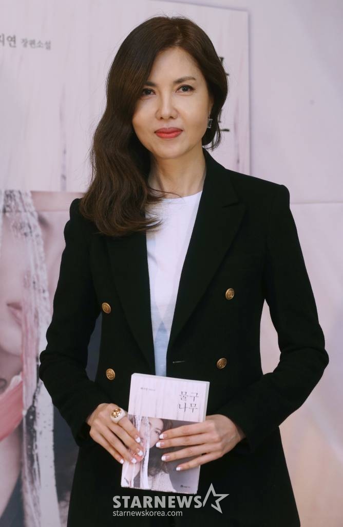 방송인 백지연이 3일 오후 서울 광화문 교보빌딩에서 열린 자신의 첫 장편소설 '물구나무' 출간 기자간담회에 앞서 포즈를 취하고 있다. /사진=이동훈 기자 photoguy@