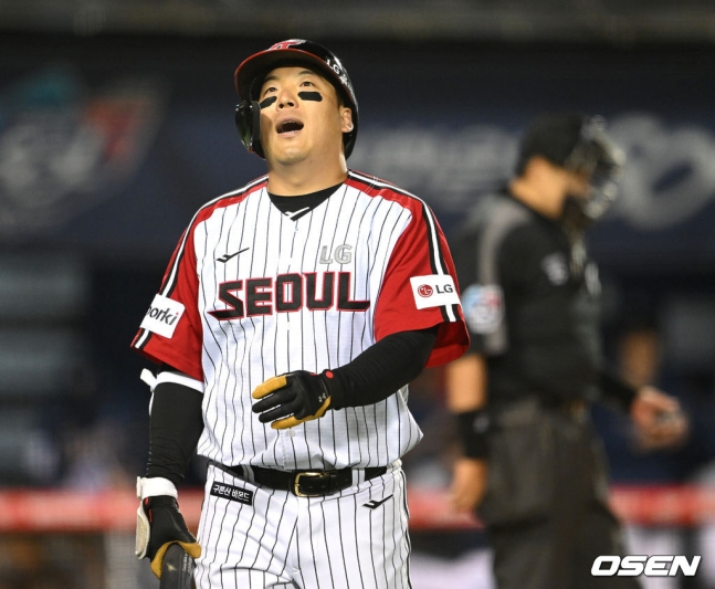 NC 다이노스와 LG 트윈스가 4일 오후 서울 잠실야구장에서 2023 신한은행 SOL KBO 리그 맞대결을 벌였다. 김현수가 9회 삼진을 당한 뒤 아쉬워하고 있다.