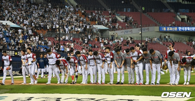 NC 다이노스와 LG 트윈스가 4일 오후 서울 잠실야구장에서 2023 신한은행 SOL KBO 리그 맞대결을 벌였다. LG 선수들이 경기 후 팬들에게 인사하고 있다.