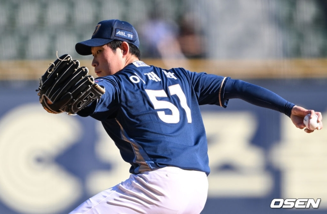 NC 다이노스와 LG 트윈스가 4일 오후 서울 잠실야구장에서 2023 신한은행 SOL KBO 리그 맞대결을 벌였다. 역투하는 NC 선발 이재학의 모습.