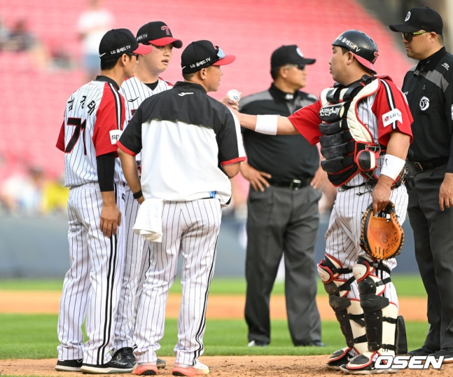 NC 다이노스와 LG 트윈스가 4일 오후 서울 잠실야구장에서 2023 신한은행 SOL KBO 리그 맞대결을 벌였다. 4회초 2사 1루에서 LG 함덕주가 팔꿈치에 불편함을 호소, 결국 교체되고 있다.