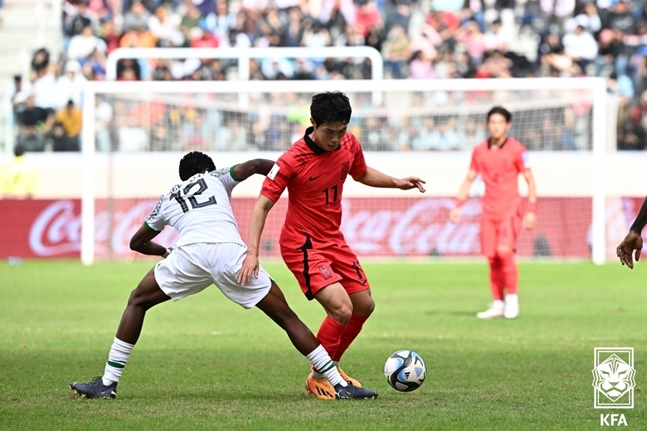 한국 U-20 축구대표팀 강성진(오른쪽). /사진=KFA