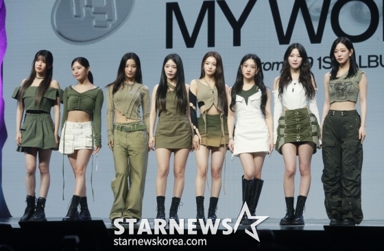 걸그룹 프로미스나인(fromis_9)이 5일 오후 서울 광진구 예스24라이브홀에서 진행된 정규 1집 '언락 마이 월드'(Unlock My World) 발매기념 쇼케이스에서 포즈를 취하고 있다. /사진=이동훈 기자
