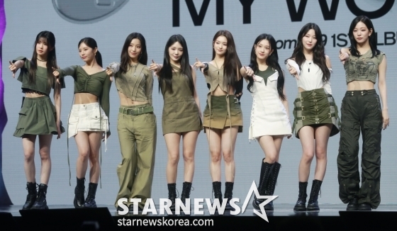 걸그룹 프로미스나인(fromis_9)이 5일 오후 서울 광진구 예스24라이브홀에서 진행된 정규 1집 '언락 마이 월드'(Unlock My World) 발매기념 쇼케이스에서 포즈를 취하고 있다. /사진=이동훈 기자