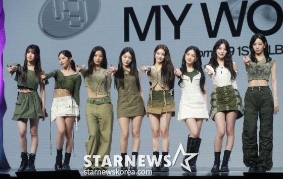 걸그룹 프로미스나인(fromis_9)이 5일 오후 서울 광진구 예스24라이브홀에서 진행된 정규 1집 '언락 마이 월드'(Unlock My World) 발매기념 쇼케이스에서 포즈를 취하고 있다. /사진=이동훈 기자