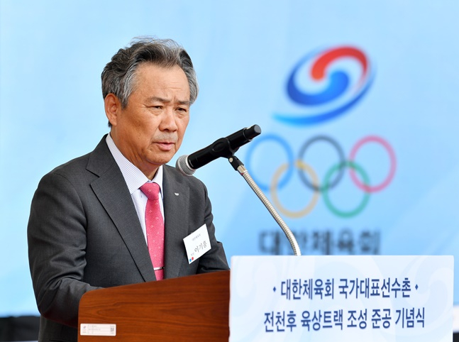 국가대표선수촌 전천후 육상훈련장 준공식에 참석한 이기흥 대한체육회장. /사진=대한체육회