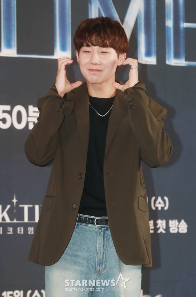 가수 김성규가 15일 서울 마포구 스탠포드호텔에서 열린 JTBC 예능 프로그램 '피크타임' 제작발표회에 참석해 포즈를 취하고 있다. ‘피크타임’은 무대가 절실한 현역 아이돌부터 빛을 보지 못한 경단(경력단절), 해체돌까지 다시 한 번 무대에 올라 뜨거운 경쟁을 벌이는 팀전 서바이벌이다. /2023.2.15 /사진=이동훈 기자 photoguy@