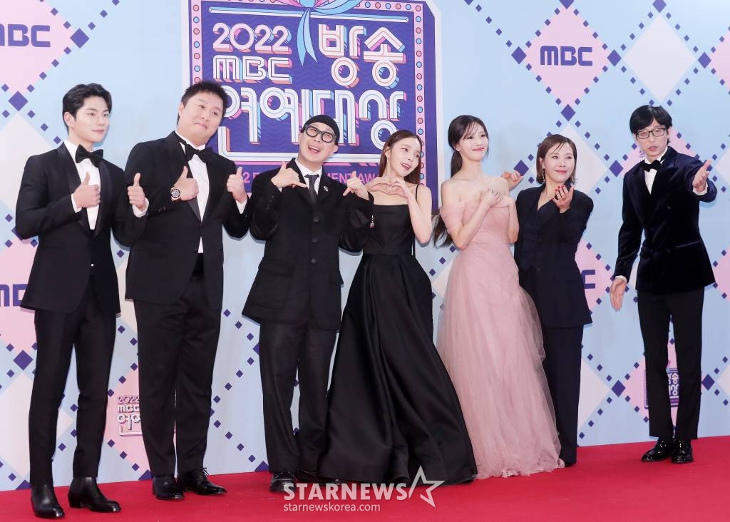 '2022 MBC 방송연예대상' 레드카펫 행사에 참석한 이이경(왼쪽부터), 정준하, 하하, 박진주, 이미주, 신봉선, 유재석  /사진=김창현 기자 chmt@