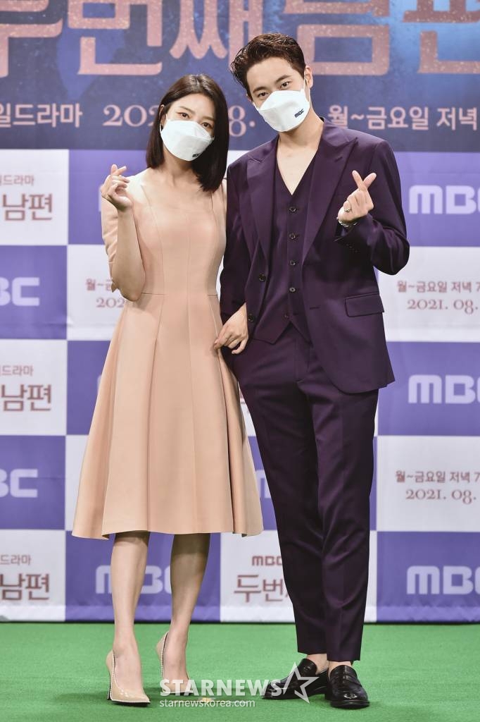 배우 엄현경, 차서원이 5일 오후 온라인으로 진행된 MBC 새 일일드라마 '두 번째 남편' 제작발표회에 참석해 포즈를 취하고 있다. '두 번째 남편'은 멈출 수 없는 욕망이 빚은 비극으로 억울하게 가족을 잃은 한 여인이 엇갈린 운명과 사랑 속에서 복수에 나서게 되는 격정 로맨스 드라마이다. 오는 9일 첫 방송. / 사진제공 = MBC /사진=김창현 기자 chmt@