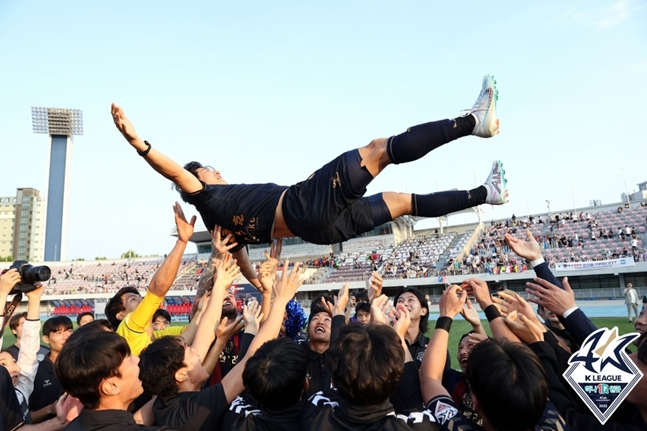 박주호가 경기 후 동료들의 헹가래를 받고 있다. /사진=한국프로축구연맹