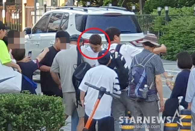 롯데 안권수(빨간 원 안)가 6일 부산 사직야구장 인근 한 빵집 앞에서 팬들에게 사인을 해주고 있다. /사진=양정웅 기자