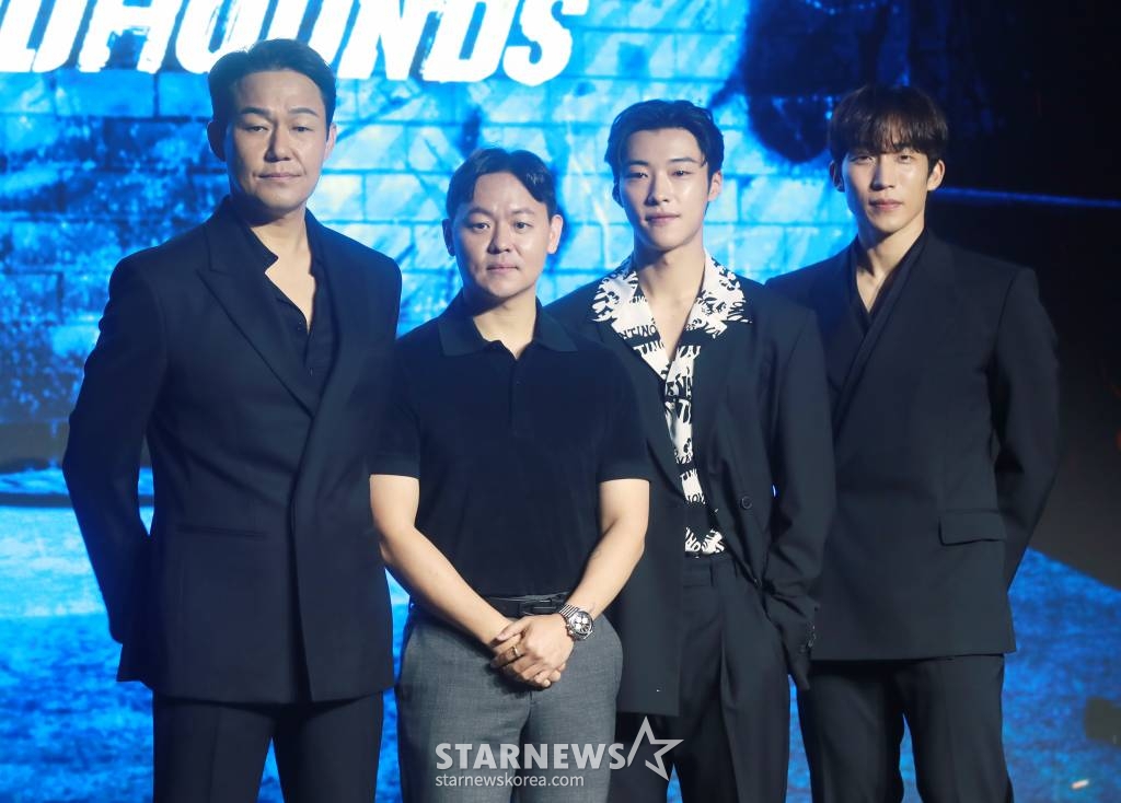 배우 박성웅, 김주환 감독, 배우 우도환, 이상이가 6일 오전 서울 마포구 호텔 나루에서 진행된 넷플릭스 시리즈 '사냥개들' 제작발표회에 참석해 포즈를 취하고 있다.  사람 목숨보다 돈이 먼저인 사채업의 세계에 휘말린 두 청년이 거대한 악의 세력에 맞서 목숨 걸고 싸우는 이야기를 그린 '사냥개들'은 9일 공개된다. /2023.06.06 /사진=이동훈 기자 photoguy@