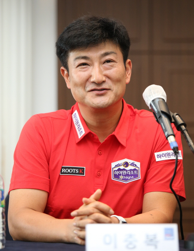질문에 답하고 있는 이충복. /사진=PBA 투어