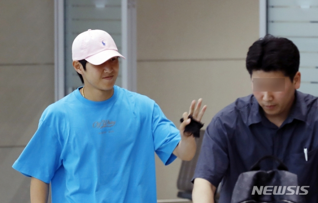 이강인이 7일 오후 인천국제공항을 통해 귀국하고 있다. 손을 흔들어 팬들에게 인사하는 이강인. /사진=뉴시스