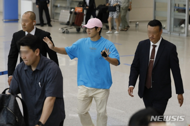 이강인이 7일 오후 인천국제공항을 통해 귀국하고 있다.  /사진=뉴시스