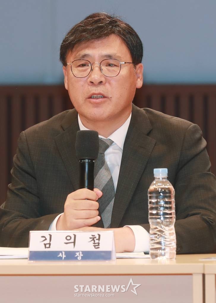 김의철 KBS 사장이 8일 오전 서울 여의도 KBS 아트홀에서 진행된 수신료 분리 징수 권고 관련 기자회견에서 KBS의 반대 입장과 대응 방안을 밝힌 뒤 질문에 답하고 있다. /2023.06.08 /사진=이동훈 기자 photoguy@