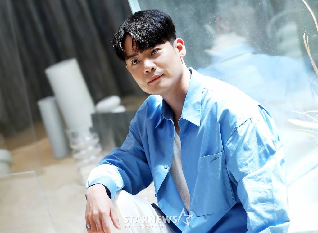 가수 유채훈이 8일 오전 서울 강남구의 한 카페에서 진행된 두 번째 미니앨범 'Impasto(임파스토)' 발매 기념 인터뷰에 앞서 포즈를 취하고 있다. 2023.06.08 /사진=김창현 기자 chmt@
