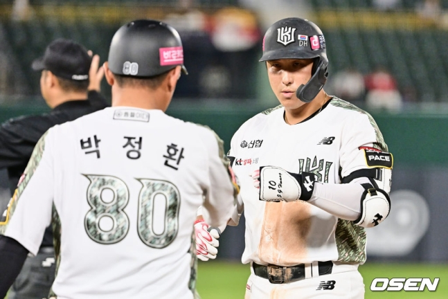 KT 황재균(오른쪽)이 8일 사직 롯데전에서 5회 안타를 치고 나간 후 박정환 1루 코치와 하이파이브를 하고 있다.