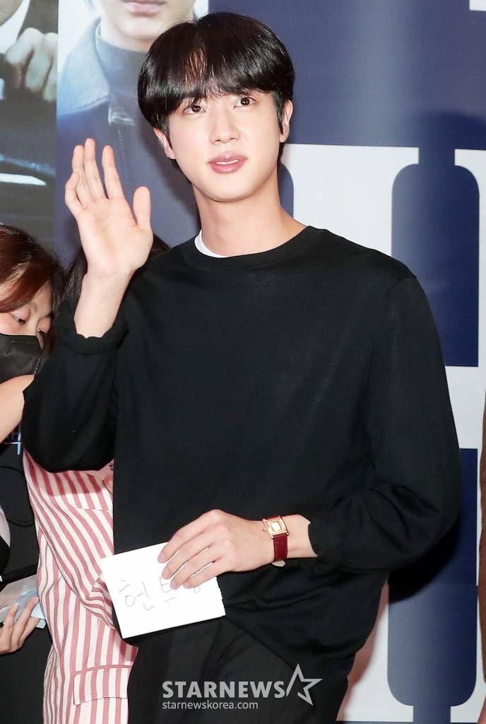 방탄소년단 진이 2일 오후 서울 강남구 삼성동 메가박스 코엑스에서 진행된 영화 '헌트' VIP시사회에 참석하고 있다. '헌트'는 조직 내 숨어든 스파이를 색출하기 위해 서로를 의심하는 안기부 요원 '박평호'와 '김정도'가 '대한민국 1호 암살 작전'이라는 거대한 사건과 직면하며 펼쳐지는 첩보 액션 드라마. 오는 10일 개봉. 2022.08.02 /사진=김창현 기자 chmt@