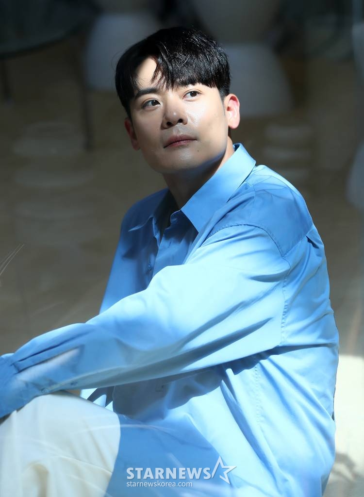 가수 유채훈이 8일 오전 서울 강남구의 한 카페에서 진행된 두 번째 미니앨범 'Impasto(임파스토)' 발매 기념 인터뷰에 앞서 포즈를 취하고 있다. 2023.06.08 /사진=김창현 기자 chmt@