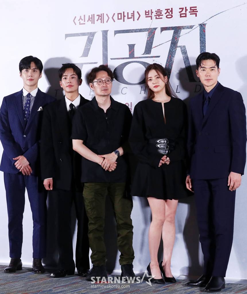 박훈정 감독(가운데), 배우 김선호, 강태주, 고아라, 김강우가 8일 오후 서울 강남구 삼성동 코엑스 메가박스에서 진행된 영화 '귀공자' 언론시사회에 참석해 포즈를 취하고 있다.  '귀공자'는 필리핀 불법 경기장을 전전하는 복싱 선수 '마르코' 앞에 정체불명의 남자 '귀공자'를 비롯한 각기 다른 목적을 지닌 세력들이 나타나 광기의 추격을 펼치는 이야기. 오는 21일 개봉. 2023.06.08 /사진=김창현 기자 chmt@