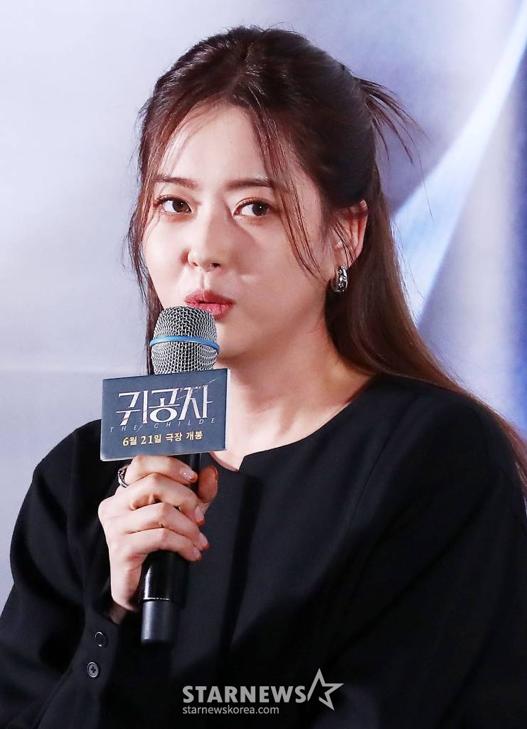 배우 고아라가 8일 오후 서울 강남구 삼성동 코엑스 메가박스에서 진행된 영화 '귀공자' 언론시사회에 참석해 인사말을 하고 있다.  '귀공자'는 필리핀 불법 경기장을 전전하는 복싱 선수 '마르코' 앞에 정체불명의 남자 '귀공자'를 비롯한 각기 다른 목적을 지닌 세력들이 나타나 광기의 추격을 펼치는 이야기. 오는 21일 개봉. 2023.06.08 /사진=김창현 기자 chmt@