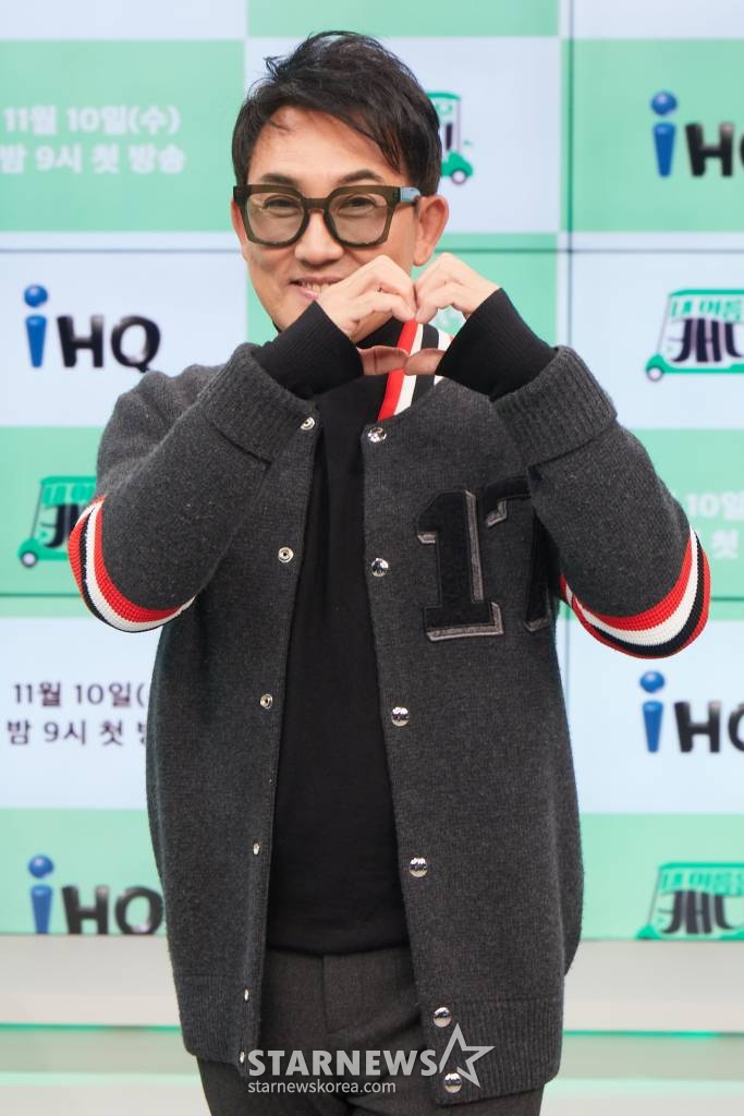 가수 이승철이 10일 오후 온라인 생중계로 진행된 IHQ 새 예능 '내 이름은 캐디' 제작발표회에 참석해 포즈를 취하고 있다. 골프 좀 치는 스타들이 캐디가 되어 다양한 사람들과 함께 골프를 즐기는 야외 골프 예능 '내 이름은 캐디'는 오늘(10일) 첫 방송된다. /사진제공=IHQ 2021.11.10 /사진=이동훈 기자 photoguy@