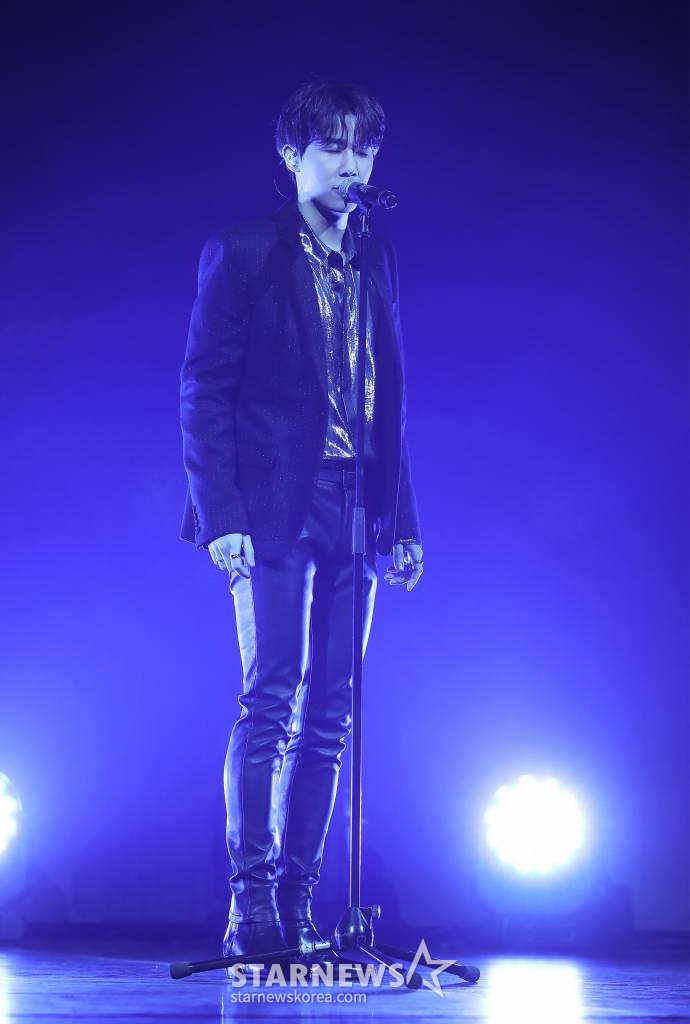 인피니트 김성규가 14일 오후 온라인 생중계로 진행된 세 번째 미니앨범 'INSIDE ME' 발매 쇼케이스에서신곡을 선보이고 있다. /사진제공=울림엔터테인먼트 /사진=이동훈 기자 photoguy@