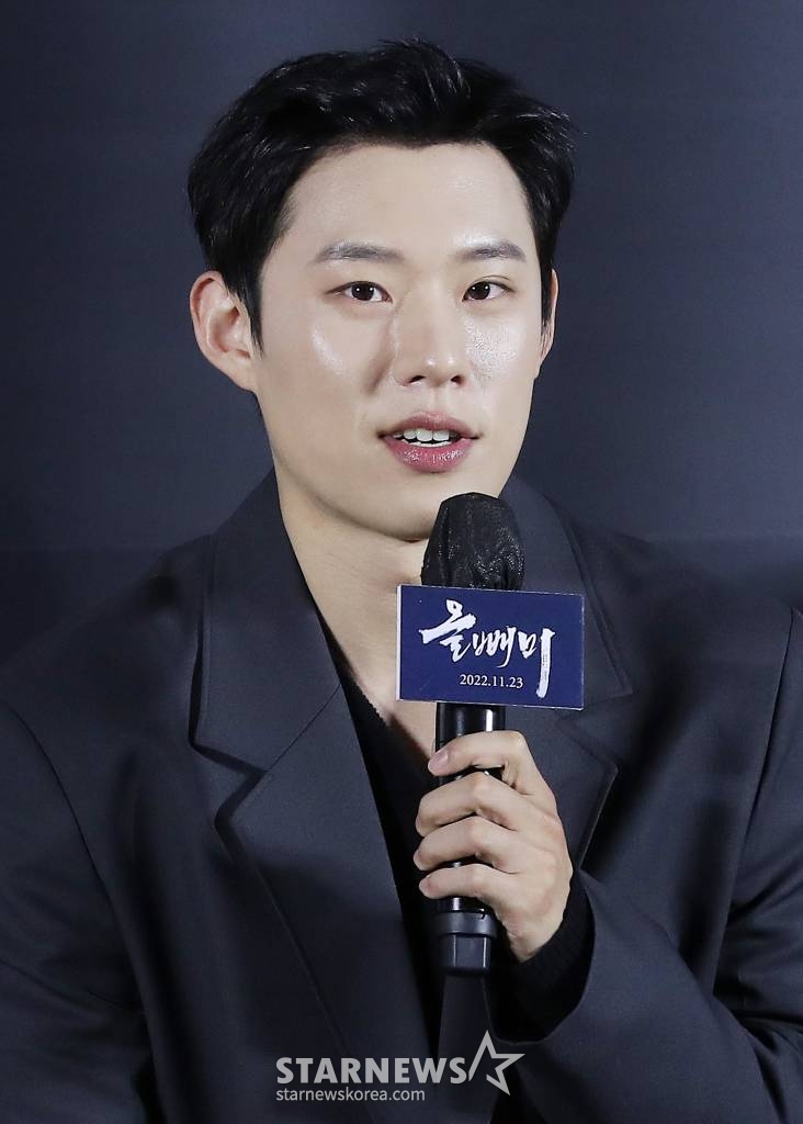 배우 김성철이 18일 오전 서울 용산구 CGV 아이파크몰에서 열린 영화 '올빼미' 제작보고회에 참석해 인사말을 하고 있다. '올빼미'는 밤에만 앞이 보이는 맹인 침술사가 세자의 죽음을 목격한 후 진실을 밝히기 위해 벌이는 하룻밤의 사투를 그린 스릴러로 오는 11월 23일 개봉 예정이다. 2022.10.18 /사진=김창현 기자 chmt@