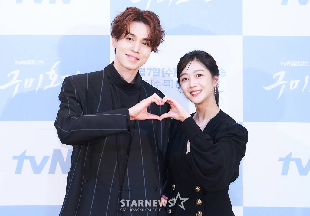 배우 이동욱, 조보아가 7일 오후 온라인 생중계로 진행된 tvN 새 수목드라마 '구미호뎐' 제작발표회에 앞서 포즈를 취하고 있다. /사진제공=tvN /사진=이동훈 기자 photoguy@