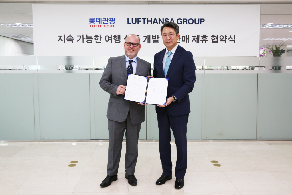 지난 5월11일 서울 광화문 서울지점에서 백현 롯데관광개발 대표(우측)와 레안드로 토니단델 루프트한자그룹 항공사 한국지사장이 기념 촬영을 하고 있다.