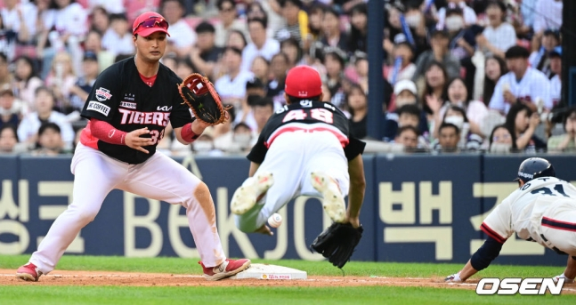 KIA 이의리(가운데)가 10일 잠실 두산전에서 4회말 1사 1, 2루에서 정수빈의 투수 앞 땅볼 타구에 1루로 몸을 던지고 있다. 원심은 세이프였으나, 비디오 판독 결과 아웃으로 번복됐다.