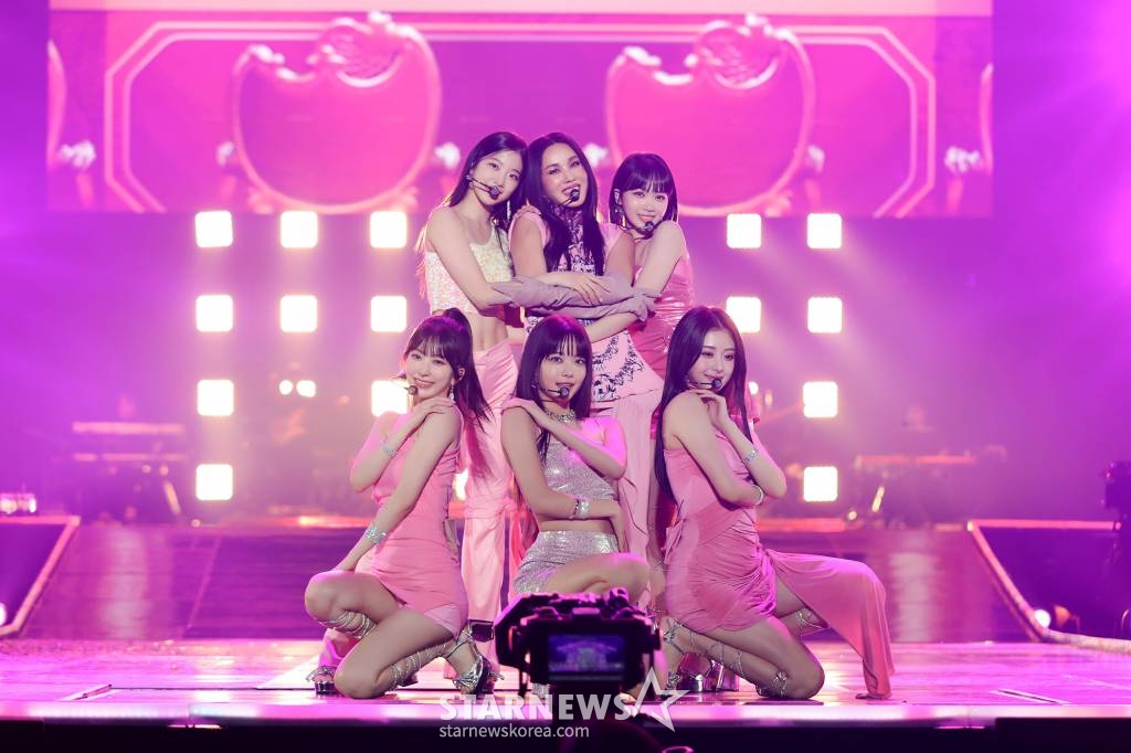 가수 엄정화, 걸그룹 르세라핌이 10일 서울 송파구 올림픽공원 KSPO돔에서 진행된 2023 'Weverse Con Festival'(위버스콘 페스티벌)에 참석해 멋진 무대를 선보이고 있다. 위버스의 다채로운 팬 경험을 오프라인에서 즐기며, 동시대 대중음악의 현주소를 종합적으로 경험할 수 있는 '위버스 콘 페스티벌'은 10일과 11일 올림픽공원 KSPO DOME과 88잔디마당에서 막을 올린다. / 사진제공 = 위버스콘 페스티벌 /사진=김창현 기자 chmt@