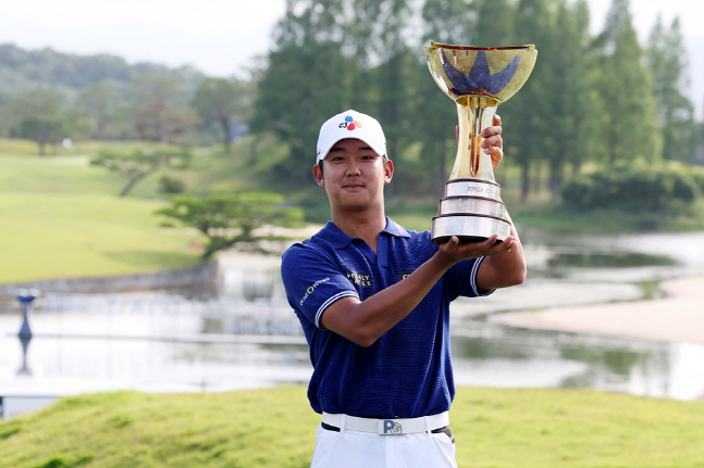 최승빈이 11일 KPGA 선수권대회에서 우승을 차지하고 트로피를 들어올리고 있다. /사진=KPGA