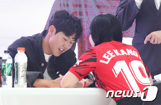 11일 팬 사인회에서 사인을 해주고 있는 이강인(왼쪽). /사진=뉴스1 제공